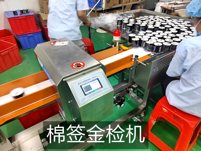 東莞某偉衛(wèi)生用品采購連之新金檢機(jī)用于棉簽金屬異物檢測使用現(xiàn)場